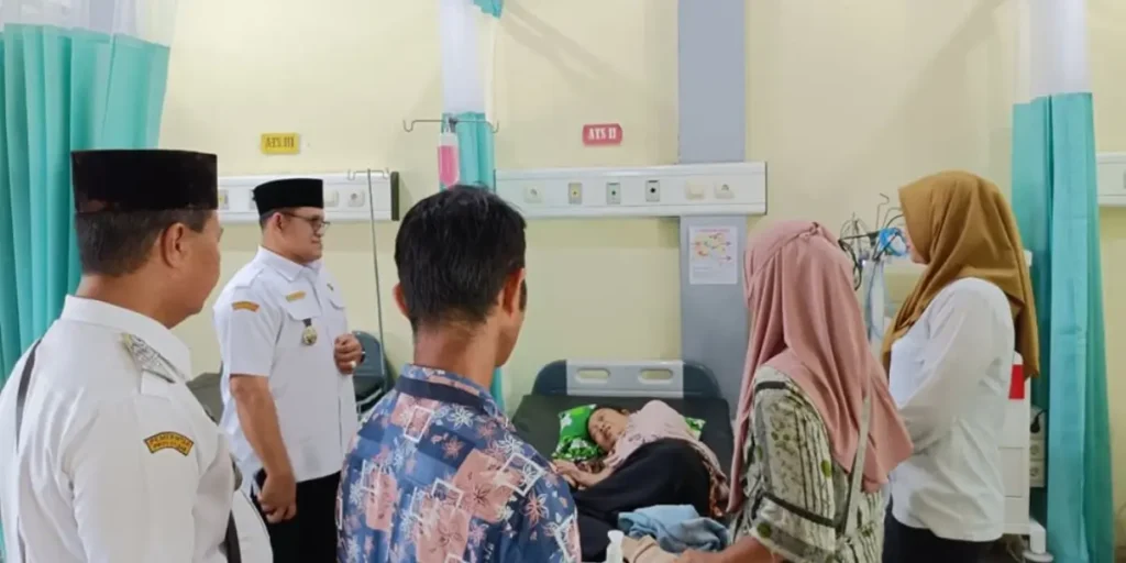 Wakil Bupati Sambas Heroaldi Djuhardi Alwi saat meninjau layanan RSUD Teluk Keramat, Rabu (4/2/2026).