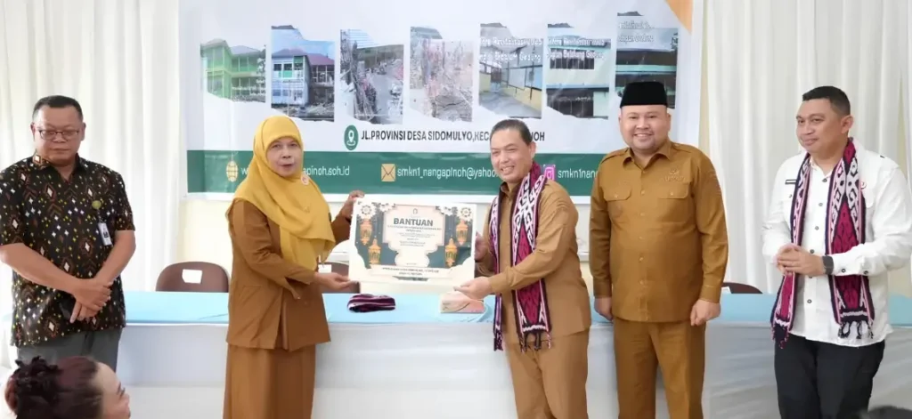 Gubernur Ria Norsan menyerahkan bantuan seragam dan tumbler kepada siswa SMKN 1 Nanga Pinoh di Melawi, Selasa (24/2).
