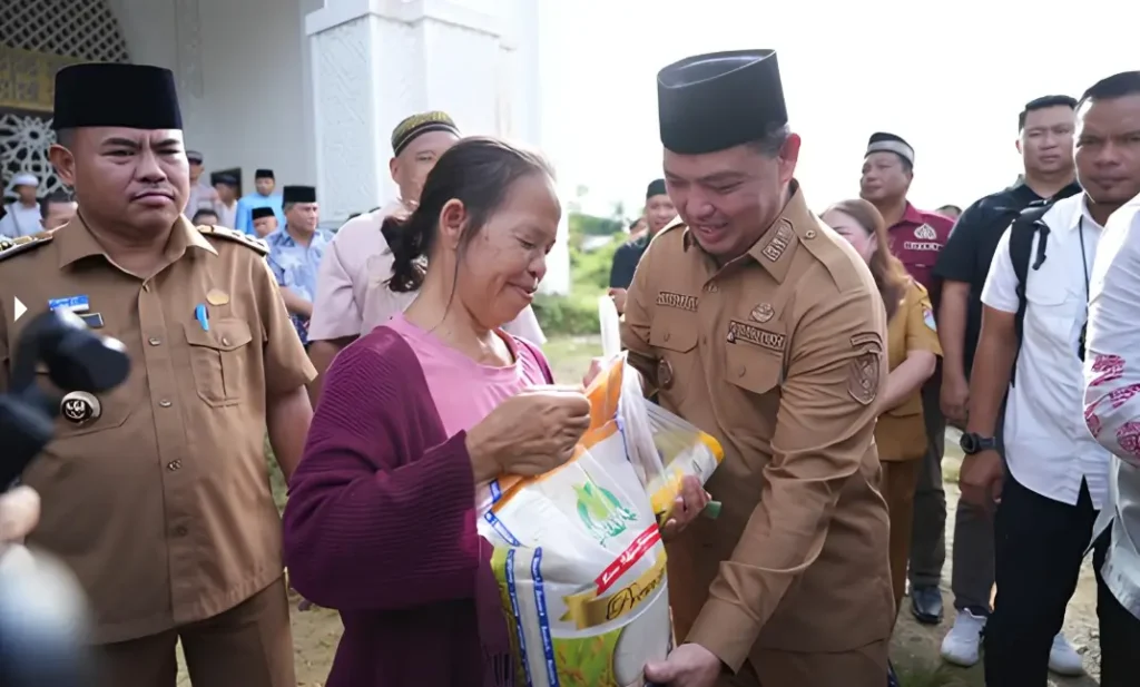 Gubernur Kalbar Ria Norsan menyerahkan simbolis paket sembako kepada warga Sekadau, Selasa (24/2/2026).