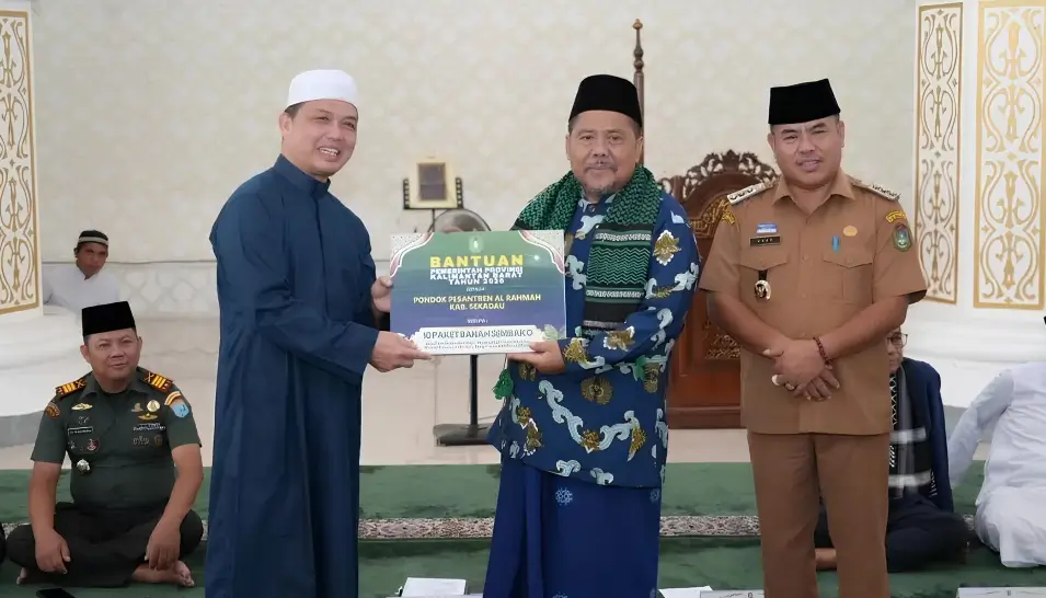 Gubernur Ria Norsan menyerahkan bantuan sosial kepada masyarakat saat Silaturahmi Ramadan di Sekadau, Rabu (25/2/2026).