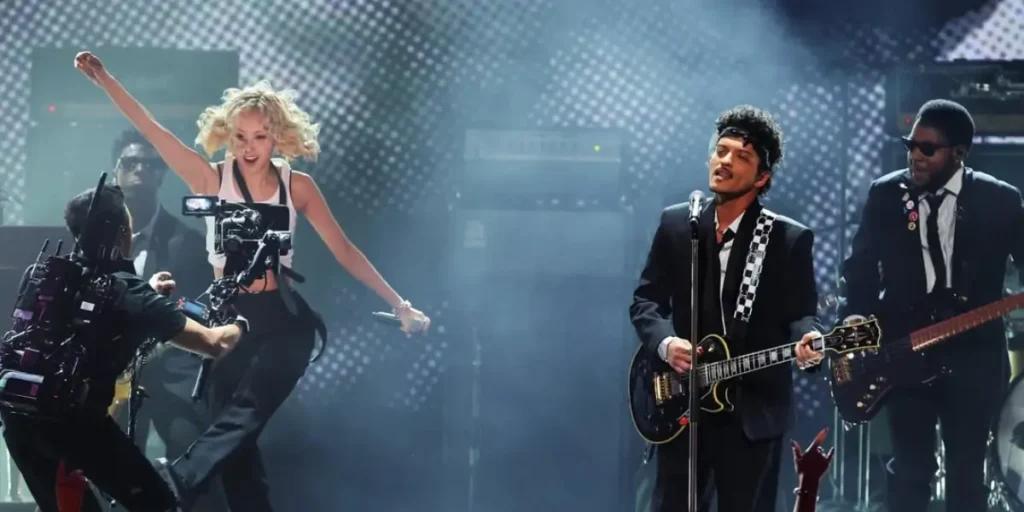 Rose BLACKPINK tampil memukau saat membuka Grammy Awards ke-68 bersama Bruno Mars di Crypto.com Arena, Los Angeles