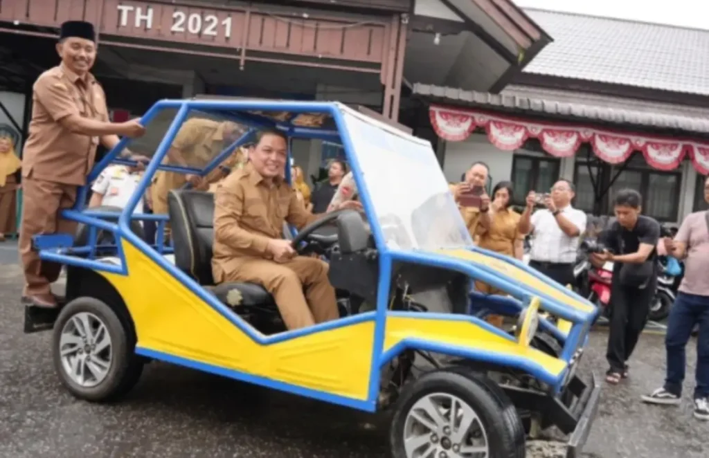 Gubernur Ria Norsan melihat dan menjajal mobil listrik karya siswa SMKN 1 Sintang, Senin (23/2/2026).