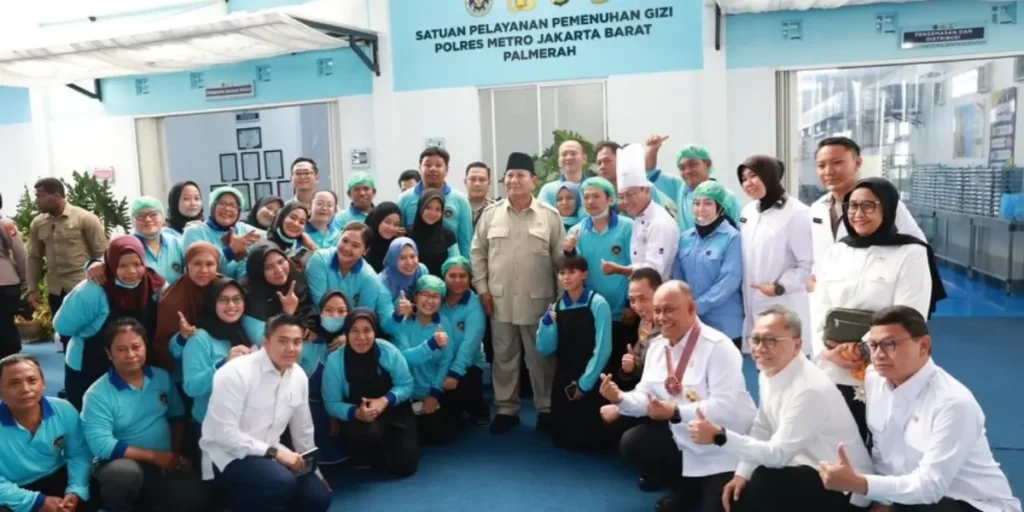 Presiden Prabowo Subianto meresmikan SPPG Polri di Palmerah Jakarta Barat, Jumat (13/2/2026).