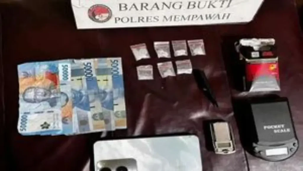 Barang bukti sabu seberat 27,54 gram, satu butir ekstasi, timbangan digital, handphone, dan uang tunai yang diamankan Tim Alap-Alap Polres Mempawah saat pengungkapan kasus di Sungai Kunyit.