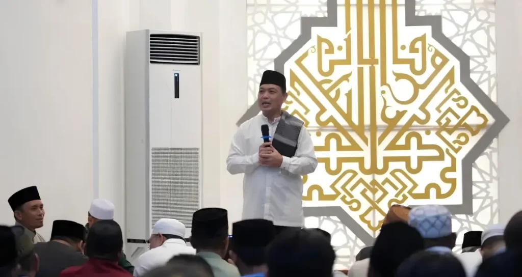 Gubernur Kalbar Ria Norsan menyampaikan kultum Safari Ramadan di Masjid Agung Kota Juang Melawi, (23/2/2026).
