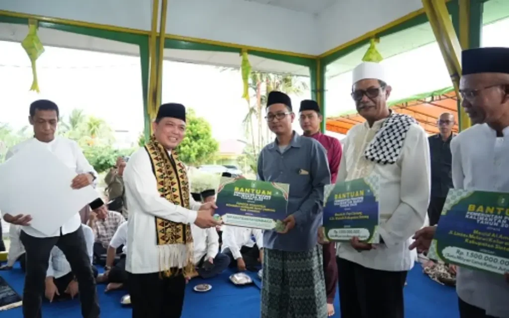 Gubernur Kalbar Ria Norsan saat Safari Ramadan di Keraton Al-Mukarramah Sintang bersilaturahmi dengan tokoh agama, tokoh adat, dan masyarakat.