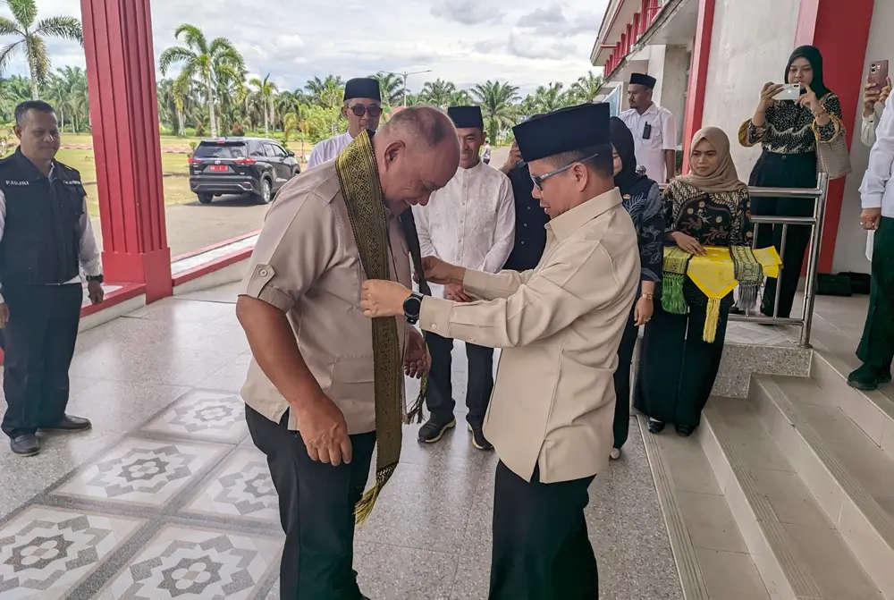 Bupati Sambas Satono menyambut Kepala BGN RI Dadan Hindayana saat kunjungan kerja Program MBG di Kantor Bupati Sambas, Kamis (12/2/2026).