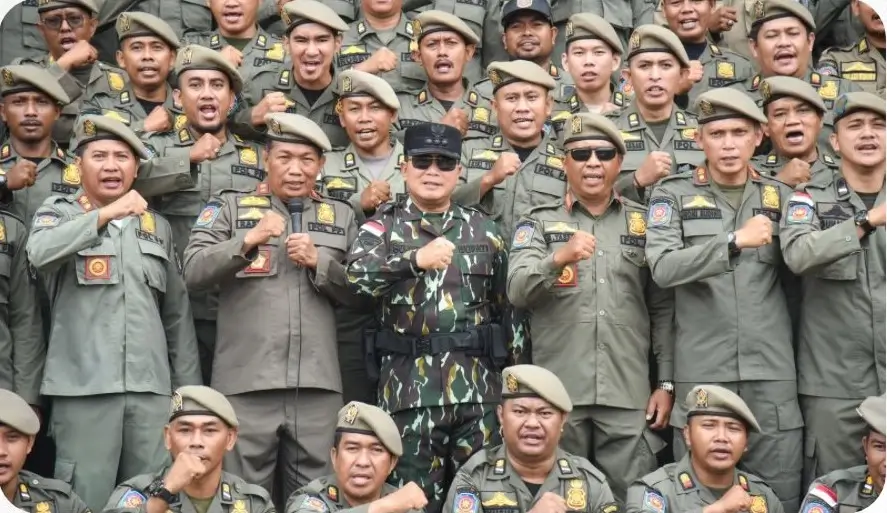 Bupati Sujiwo memberikan arahan kepada Satpol PP Kubu Raya saat Apel Siap Siaga di halaman Kantor Bupati, Jumat (13/2/2026).