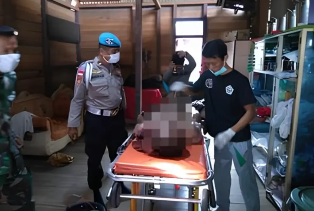 Petugas Polsek Seberuang mengevakuasi jenazah AP dari tepi jalan poros Desa Gurung, Kecamatan Seberuang, Kapuas Hulu.