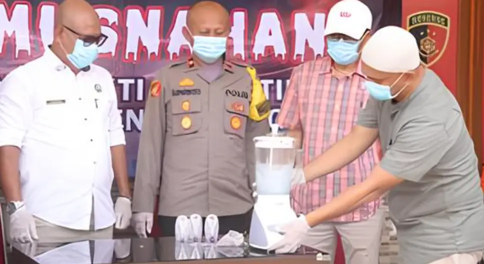 Wakapolres Kompol Suparwoto bersama jajaran Forkopimda menyaksikan pemusnahan 155,73 gram sabu di halaman Satresnarkoba Polres Bengkayang.
