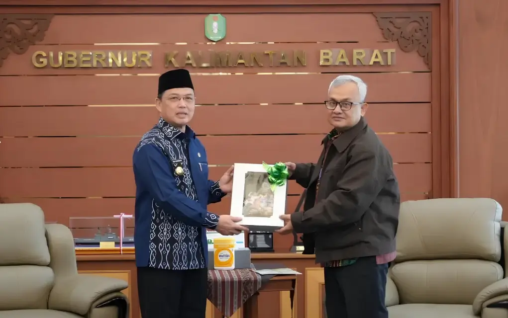 Gubernur Ria Norsan menerima Laporan Eksekutif Daerah Semester II 2025 dari BPKP Kalbar di Ruang Kerja Gubernur.