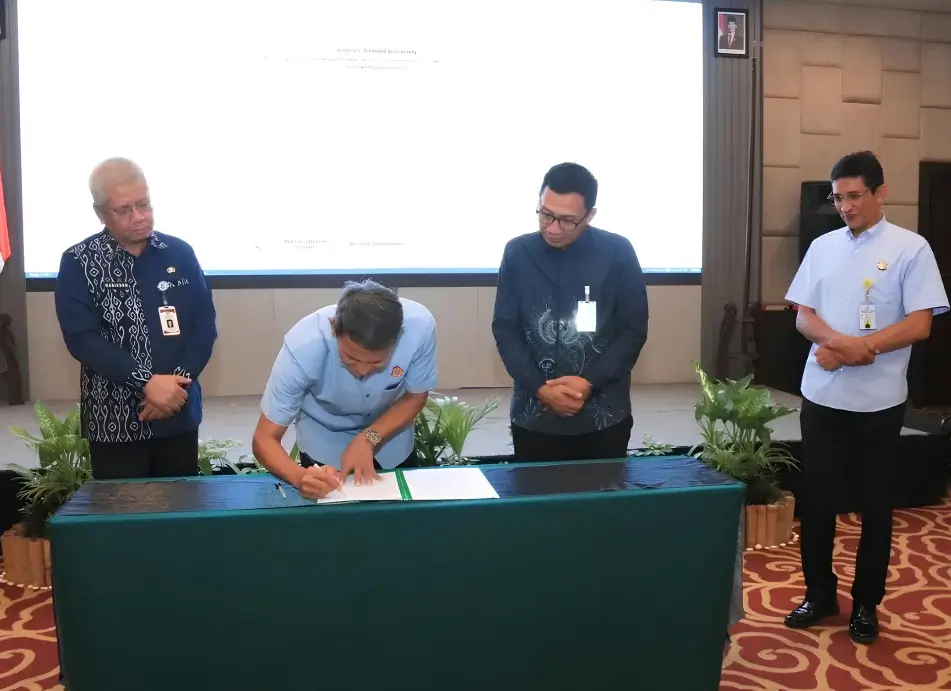 Sekda Kalbar Harisson menandatangani pembentukan Tim Optimalisasi Peningkatan Universal Coverage Jamsostek di Pontianak.