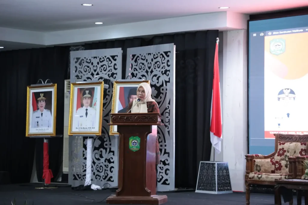 Sekda Singkawang Dwi Yanti saat membuka Forum Konsultasi Publik RKPD 2027 di Basement Kantor Wali Kota Singkawang.