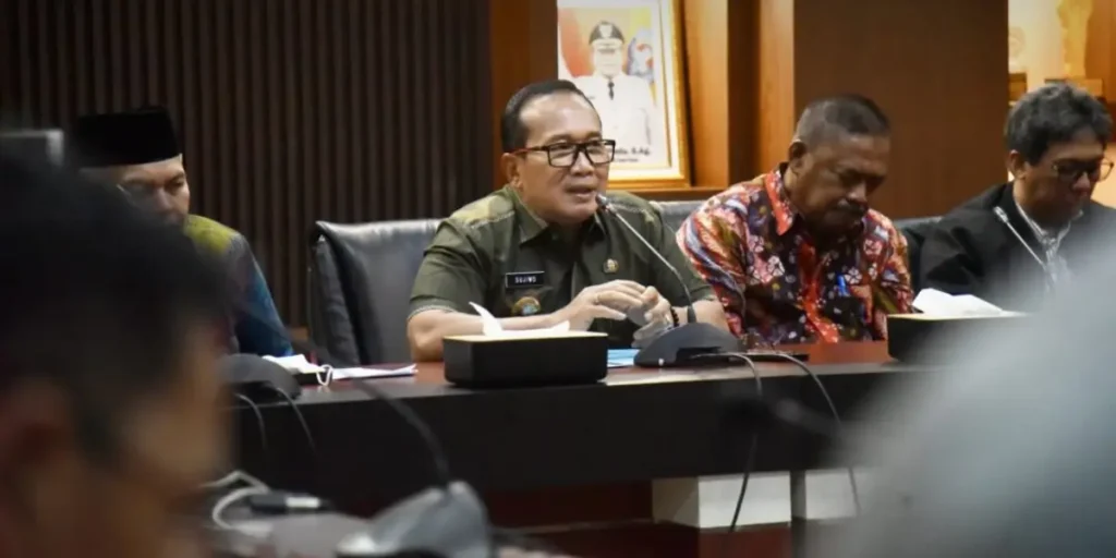 Bupati Kubu Raya Sujiwo bersama Sekda Yusran Anizam saat pembekalan peserta Seleksi Terbuka JPT Pratama di Ruang Rapat Bupati.