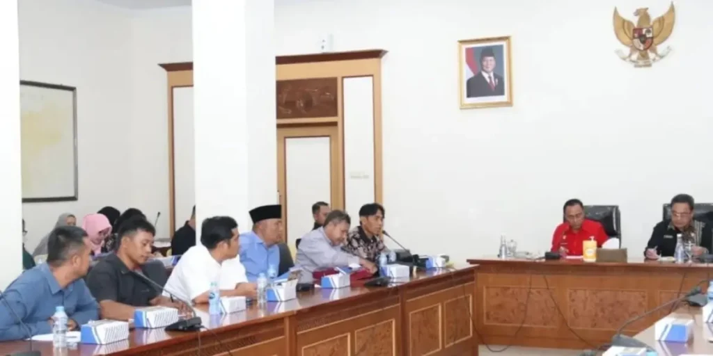 Wagub Krisantus Kurniawan memimpin rapat mediasi sengketa lahan antara warga Sungai Nipah dan PT Rezeki Kencana Estate Sungai Deras di Kantor Gubernur Kalbar.