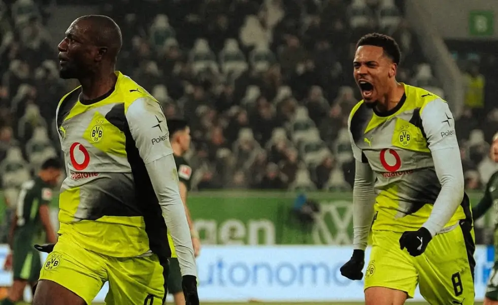 Serhou Guirassy merayakan gol penentu kemenangan Borussia Dortmund ke gawang Wolfsburg.