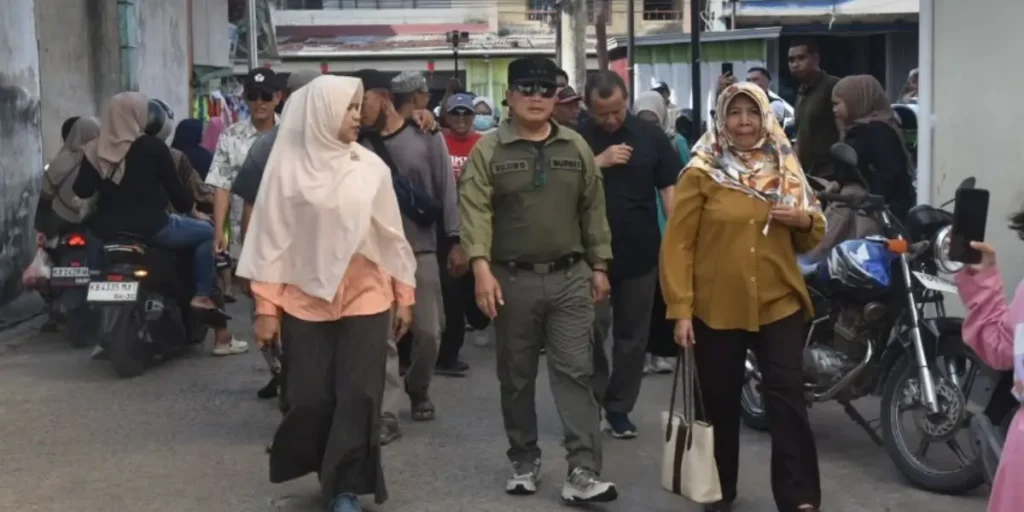 Bupati Kubu Raya Sujiwo meninjau harga dan ketersediaan bahan pokok saat sidak di Pasar Bahagia Kuala Dua menjelang Imlek dan Ramadan 1447 H.