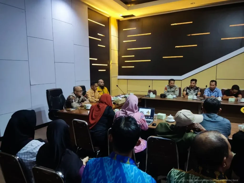 Perwakilan Kantor Wilayah Kementerian Hukum dan HAM Kalimantan Barat menyampaikan sosialisasi KUHP baru dan pembinaan Pos Bankum Desa di Aula Kantor Bupati Sambas.