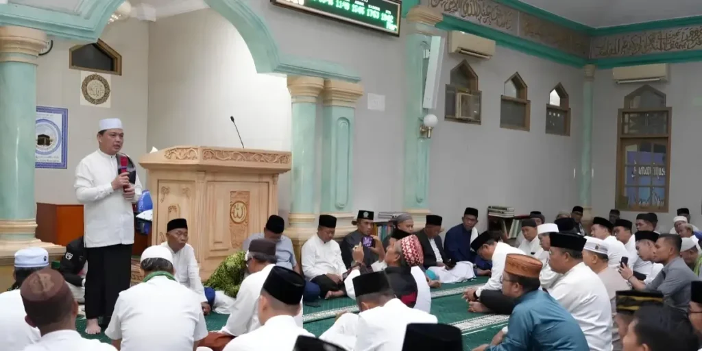 Gubernur Kalbar Ria Norsan saat Subuh berjamaah di Masjid Al-Amin Sintang, Senin (23/2/2026).