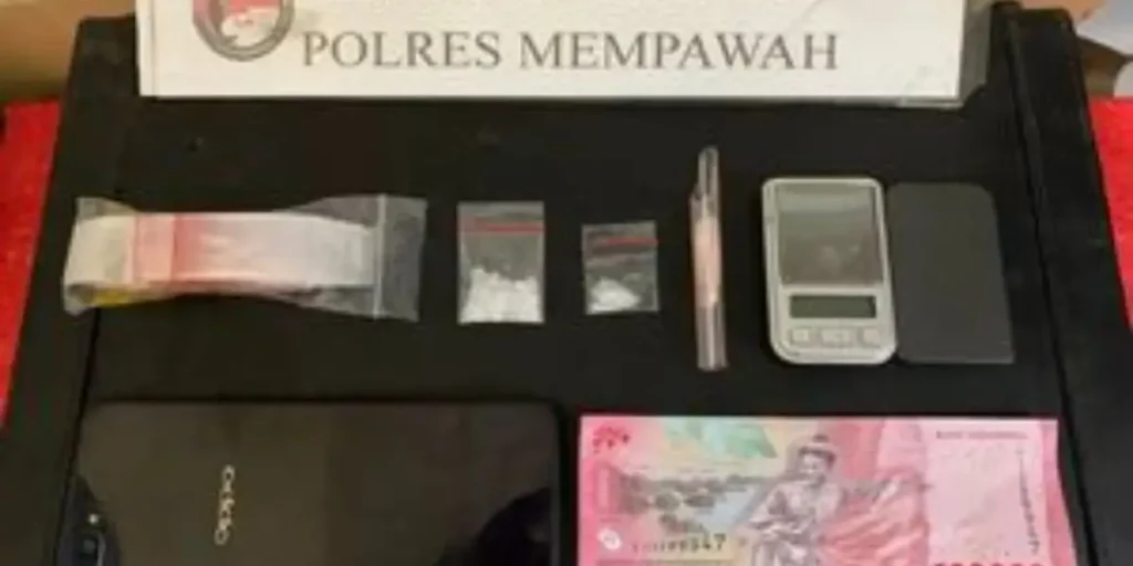 Petugas Satresnarkoba Polres Mempawah menunjukkan barang bukti sabu hasil penangkapan pengedar di Sungai Pinyuh.