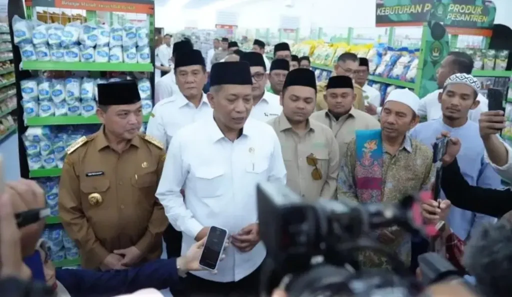 Menteri Koperasi Ferry Juliantono meresmikan Toko Rakyat Serba Ada (TORASERA) Abdussalam di Kabupaten Kubu Raya, Kalimantan Barat, Senin (9/2/2026).