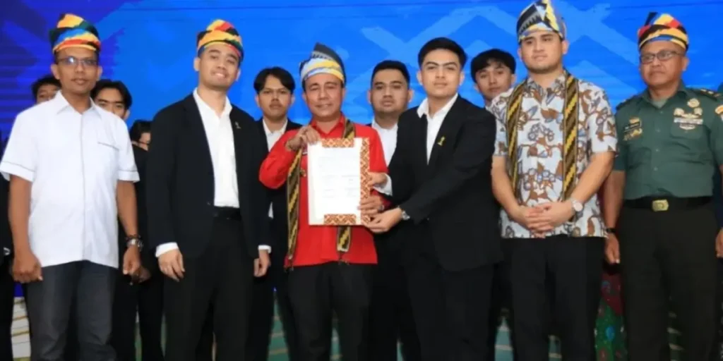 Wagub Kalbar Krisantus Kurniawan melantik BAKORDA HIPMI PT Kalbar periode 2026–2028 di Pendopo Gubernur Kalbar, Kamis (12/2/2026).