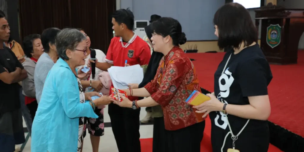 Wali Kota Singkawang Tjhai Chui Mie menyerahkan angpao kepada lansia menjelang Imlek 2577.
