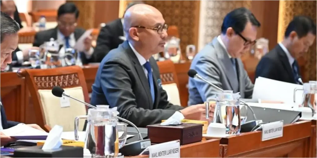 Wamenlu RI Arrmanatha Nasir terkait rencana forum D-8 membahas Solusi Dua Negara untuk Palestina.