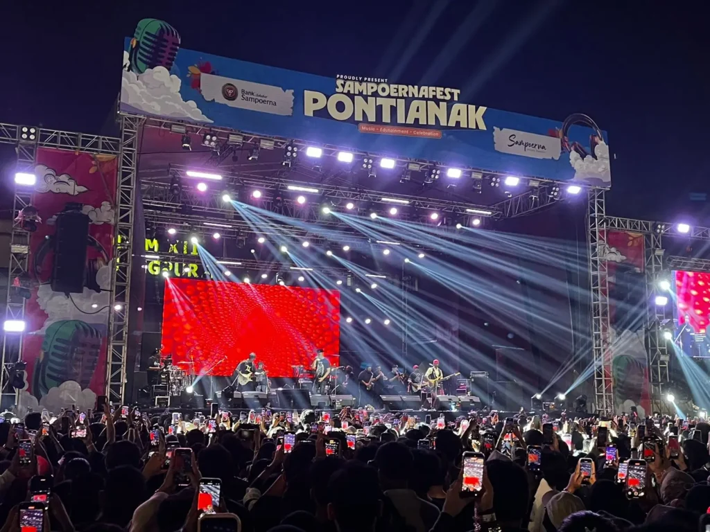 Suasana Sampoerna Fest di Lapangan Tidayu Kodam XII Tanjungpura Kubu Raya yang dipadati penonton dan berlangsung tertib