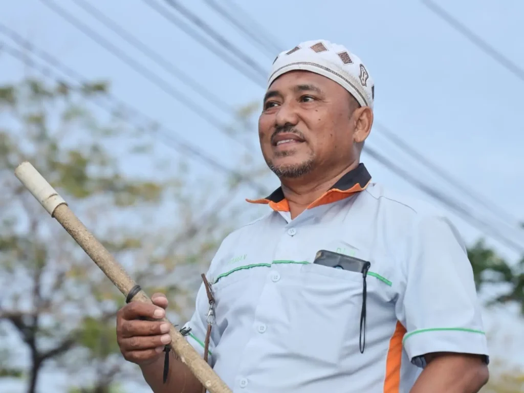 Satiman (54), penyapu jalan yang kini dipercaya menjadi mandor penyapuan, telah mengabdikan dirinya selama 33 tahun.