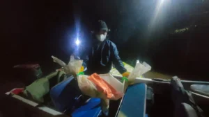 Petugas Polres Kubu Raya melakukan olah TKP penemuan jasad bayi di perairan Desa Tanjung Beringin, Kecamatan Batu Ampar, Kalimantan Barat.