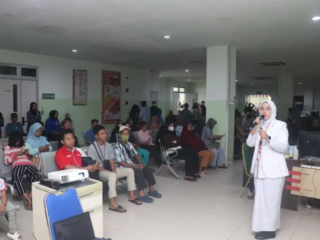dr Gita Risti Novianti saat memberikan penyuluhan kepada pengunjung RSUD SSMA terkait bahaya virus Nipah.