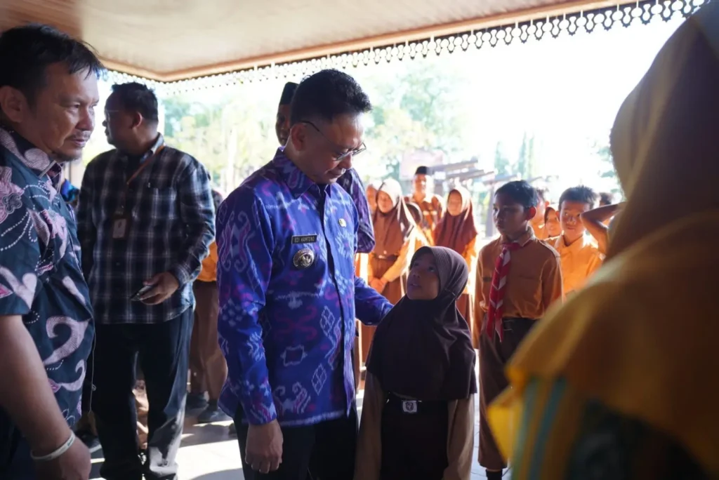 Wali Kota Pontianak Edi Rusdi Kamtono berbincang dengan seorang siswa SD.