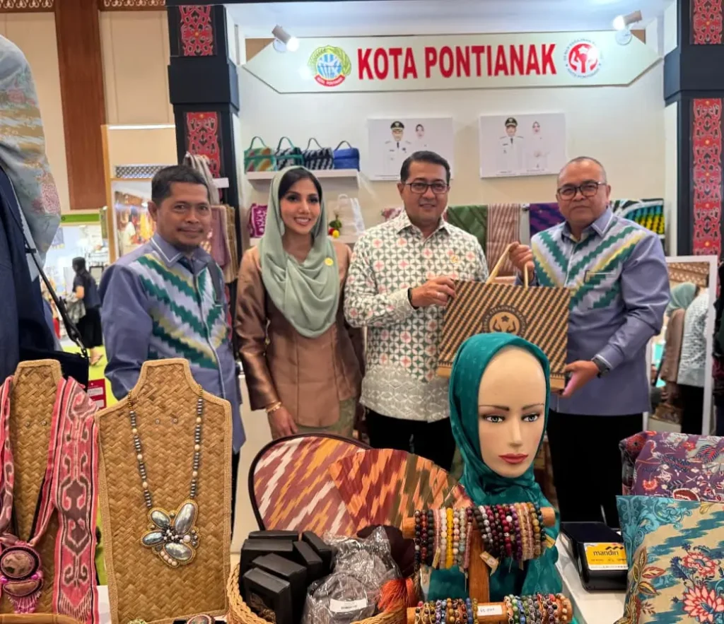 Asisten Administrasi Umum Setda Kota Pontianak, Yusnaldi menyerahkan cenderamata kepada Menteri Ekonomi Kreatif Teuku Riefky Harsya saat mengunjungi stan Kota Pontianak.