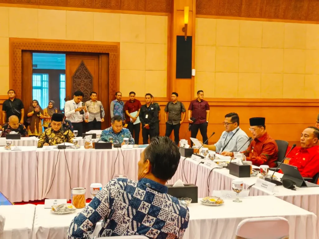 Wakil Wali Kota Pontianak Bahasan menyampaikan paparan pada High Level Meeting TPID Provinsi Kalbar.