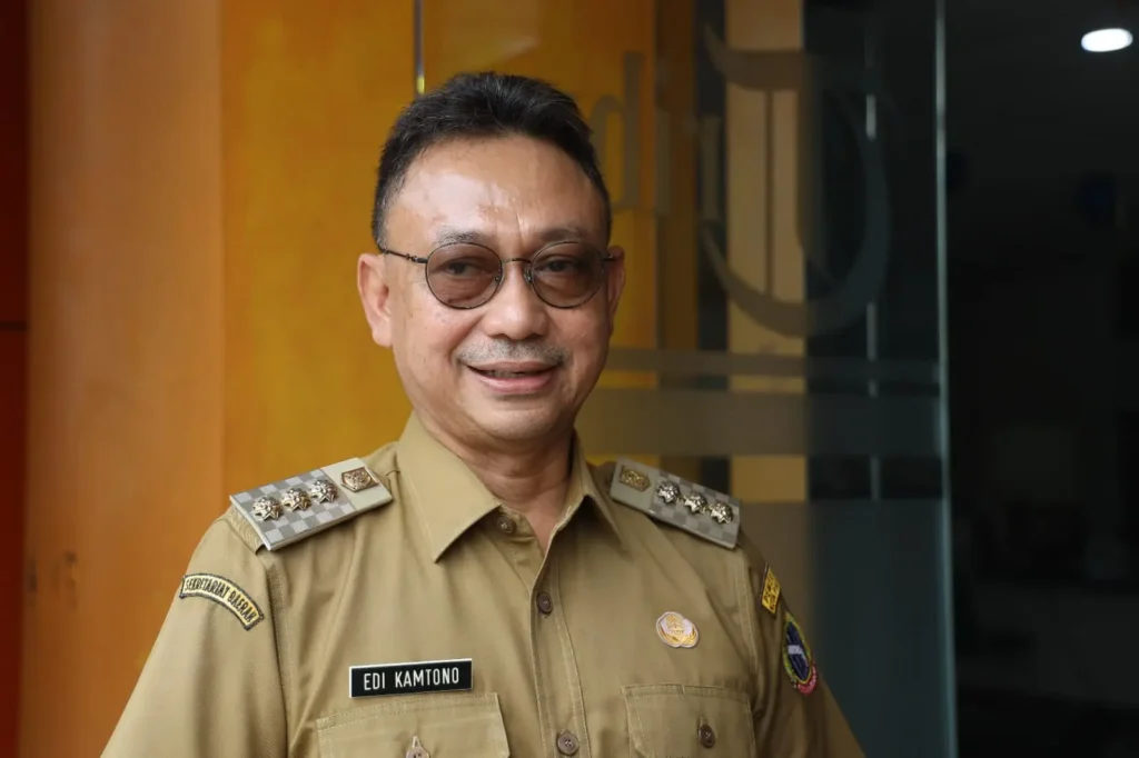 Wali Kota Pontianak Edi Rusdi Kamtono memberikan keterangan terkait izin pesta kembang api Imlek di Jalan Gajah Mada.