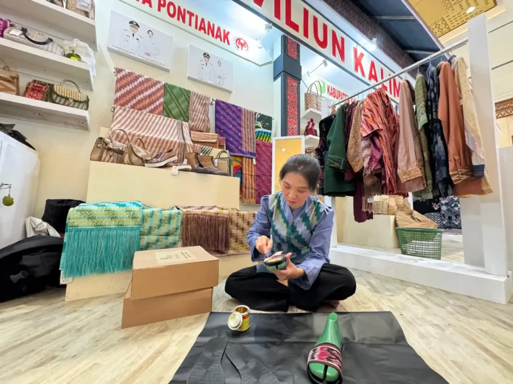 Natalia Desca Rina, perajin asal Pontianak tengah membuat sandal kulit di stand INACRAFT Jakarta.