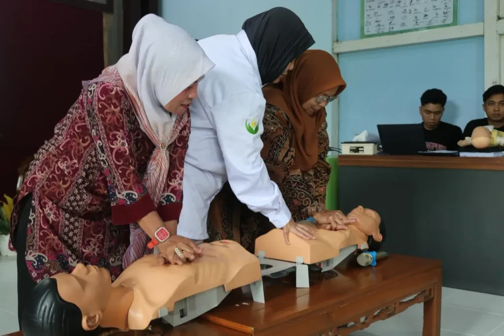 Prodi Kedokteran Untan menggelar pelatihan menangani cepat korban tenggelam bagi nakes.