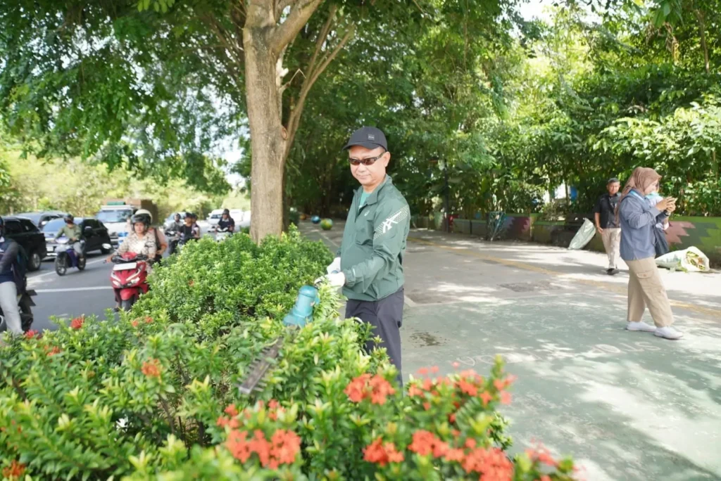 Wali Kota Pontianak Edi Rusdi Kamtono merapikan tanaman hias di trotoar sebagai bagian mendukung Gerakan Indonesia ASRI