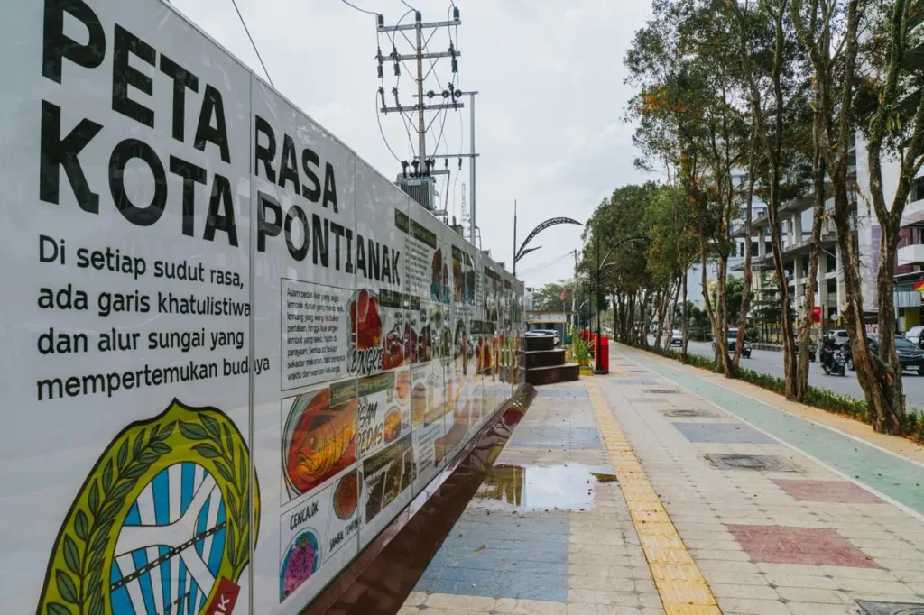 Penataan trotoar kian dipercantik dengan Peta Rasa Kota Pontianak menjadi daya tarik dalam memperkenalkan kuliner khas Pontianak.