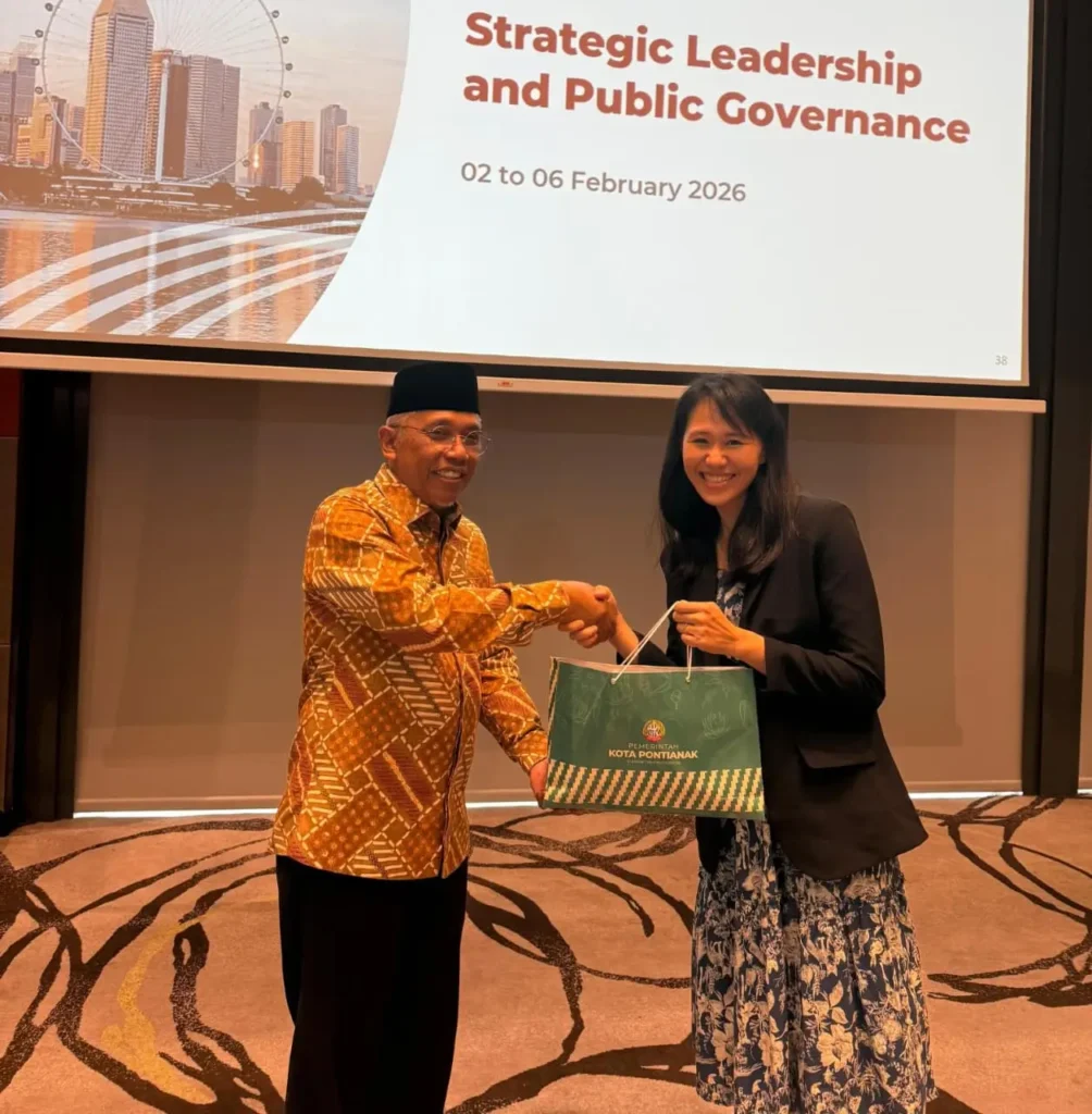 Sekretaris Daerah Kota Pontianak Amirullah menyerahkan cenderamata khas Pontianak kepada perwakilan dari Singapore Cooperation Programme.