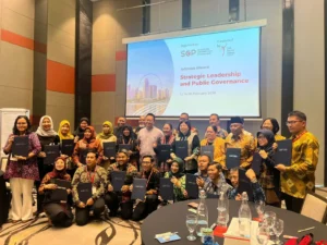 Sekda Kota Pontianak Amirullah berfoto bersama seluruh peserta Kursus Strategic Leadership and Public Governance yang digelar Kemenlu Singapura.