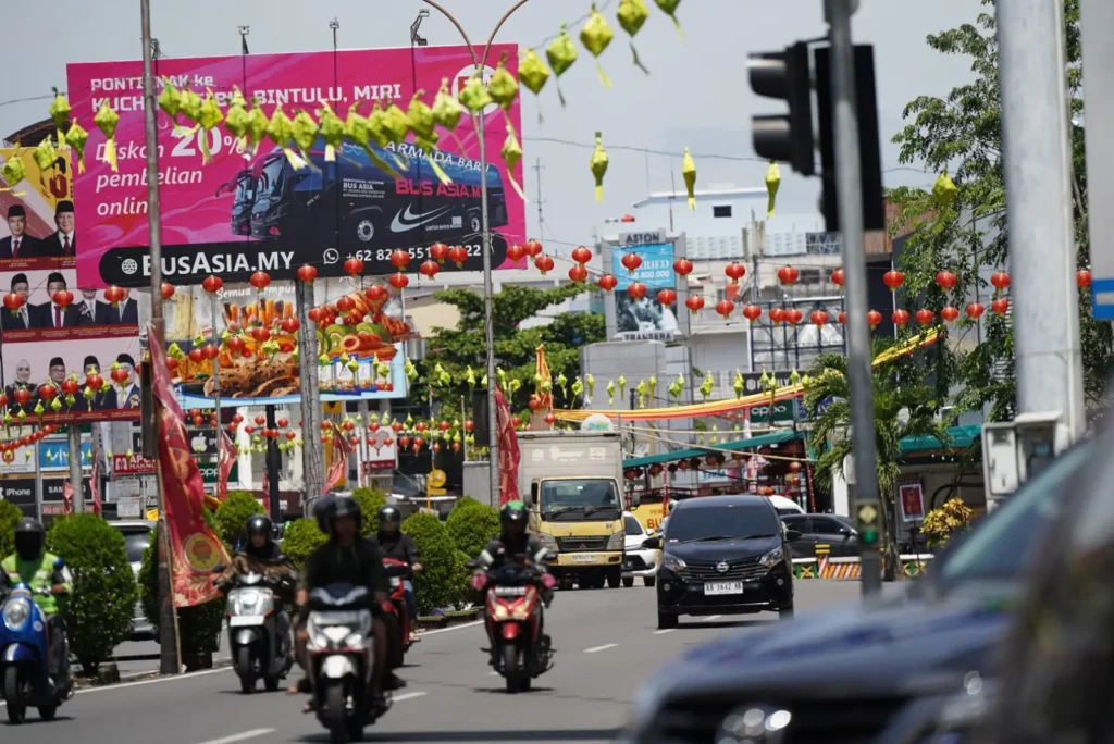 Suasana menyambut Hari Raya Imlek dan Ramadan di Kota Pontianak dengan hiasan ornamen lampion dan ketupat di sepanjang Jalan Gajah Mada.