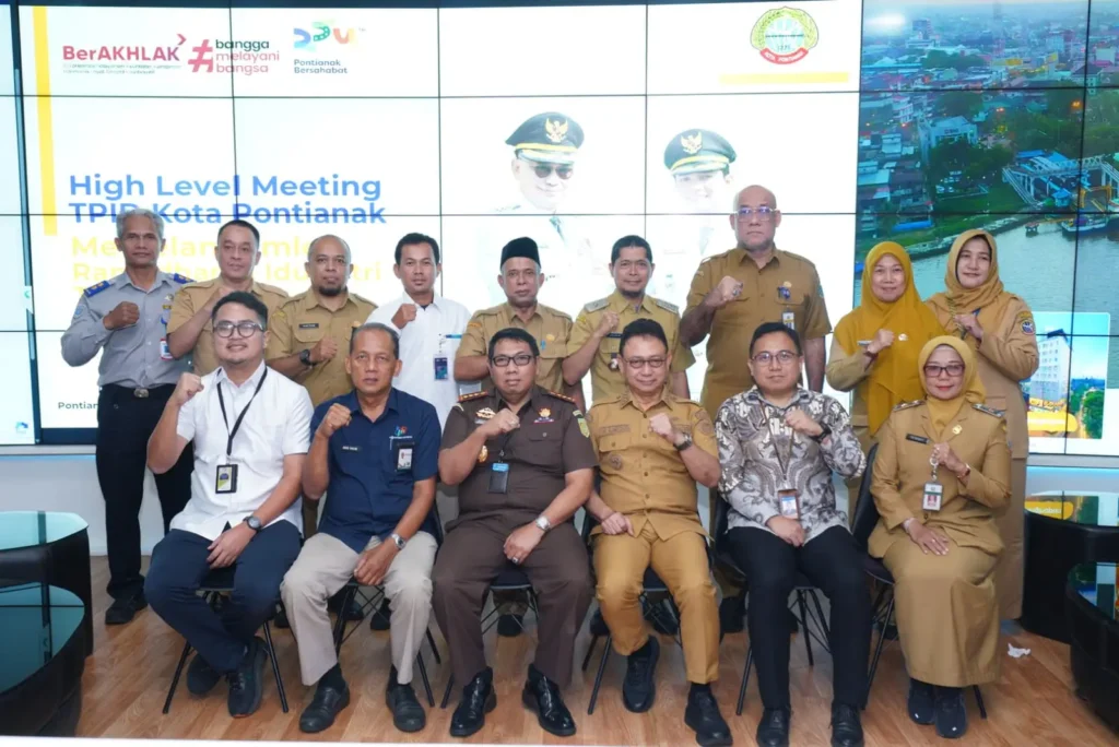 Wali Kota Pontianak Edi Rusdi Kamtono bersama Forkopimda Kota Pontianak berfoto bersama usai HLM TPID.