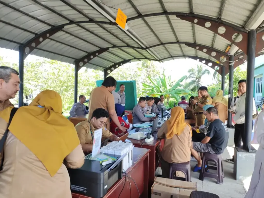 Layanan Samsat Gokatan dan Go PBB keliling memudahkan warga membayar pajak di kecamatan Kota Pontianak.