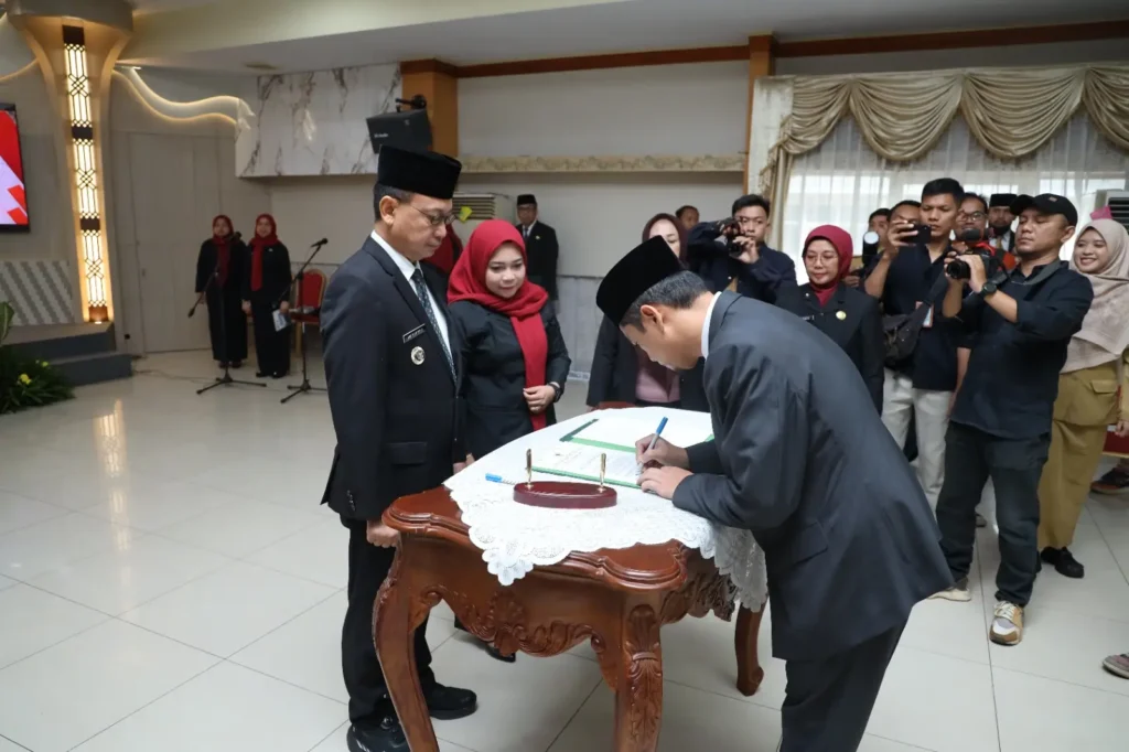 satu di antara lima pejabat eselon dua menandatangani berita acara pelantikan.