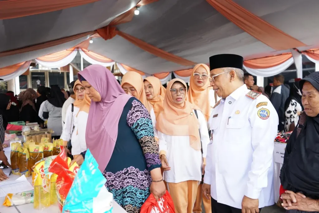 Sekretaris Daerah Kota Pontianak Amirullah saat membuka bazar murah yang digelar Dharma Wanita Persatuan (DWP) Kota Pontianak di Halaman Kantor Wali Kota.