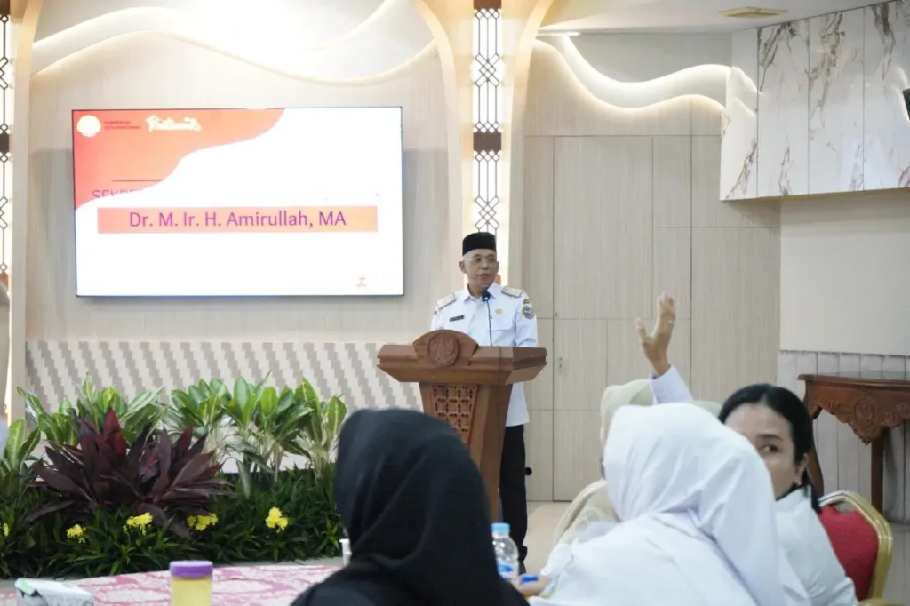 Sekretaris Daerah Kota Pontianak Amirullah membuka Sosialisasi Core Value ASN BerAKHLAK dan Pemanfaatan Learning Management System (LMS) bagi PPPK paruh waktu.