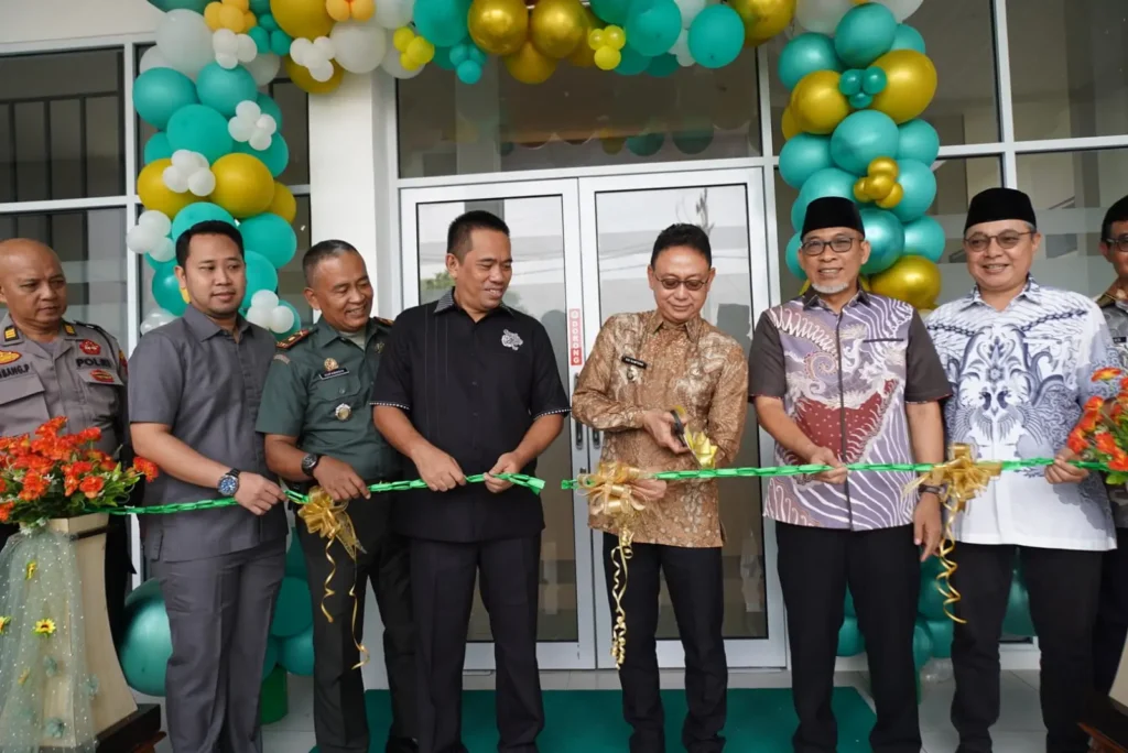 Wali Kota Pontianak Edi Rusdi Kamtono bersama jajaran Forkopimda menggunting pita menandai diresmikannya Puskesmas Parit H Husin II.