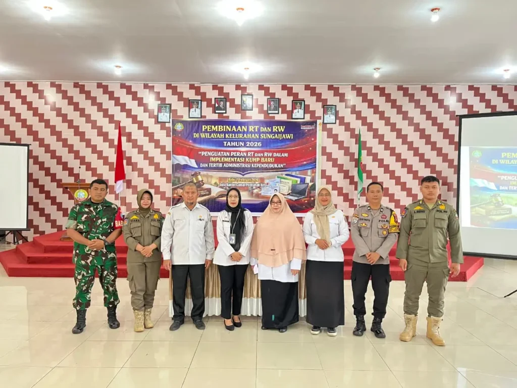 Kegiatan pembinaan RT dan RW Kelurahan Sungai Jawi di Aula Kantor Camat Pontianak Kota
